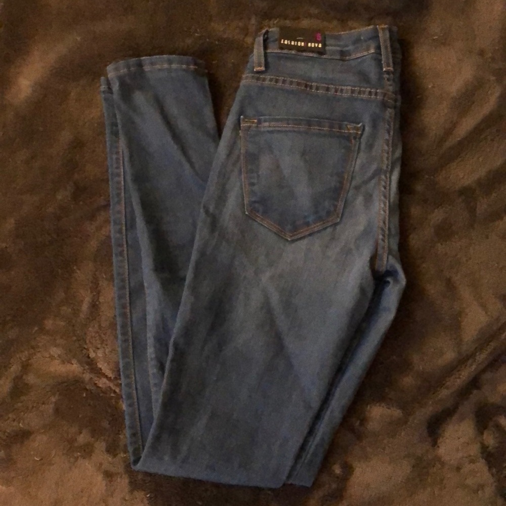 Classic mid rise skinny jeans. Super stretchy - Picture 2 of 5